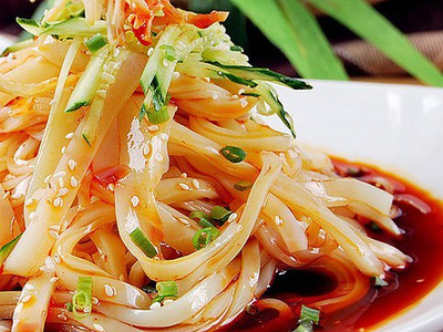 正宗涼皮的味道離不開辣椒油及料包