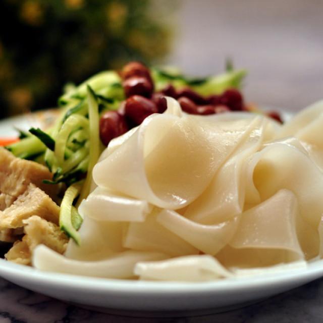 裹涼皮 一道便捷與美味并存的街頭小吃